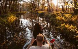 Spreewald Kanus Inhaber Roland Winzer unterwegs auf den Fließen in Lübbenau