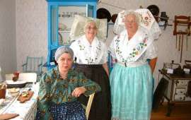 Frauen in spreewälder Trachten