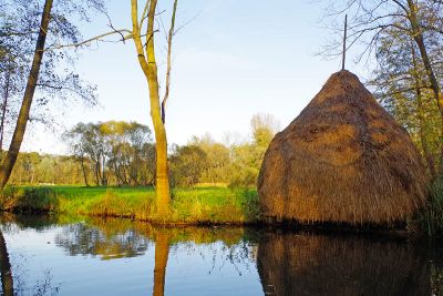 Heuschober an einem Fließ im Spreewald