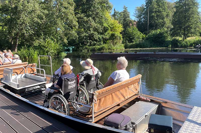 Rollstuhlfahrer auf dem barrierefreien Kahn