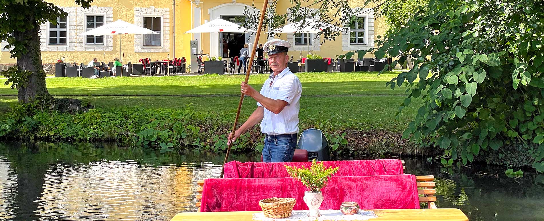 Fährmann Jörg Simon vor dem Schloss Lübben