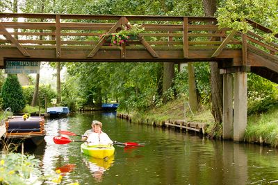 Paddler an der Brücke am Bootshaus Conrad