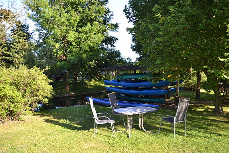 Paddelboote an der Bootsvermietung