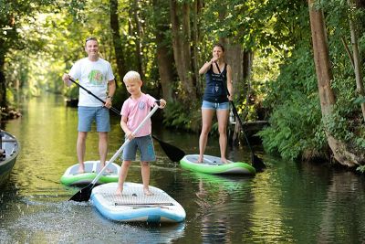 Stand up Paddling im Spreewald Martin Fix mit Frau und Kind auf den Boards beim Stand up Paddling im Spreewald