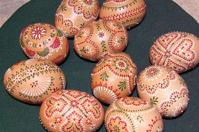 Bossiertechnik auf braunen Eiern