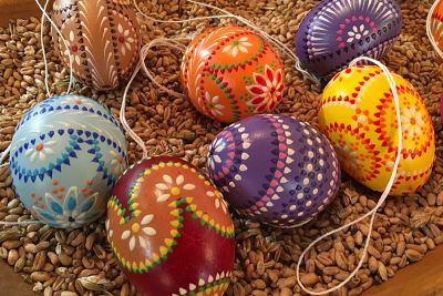 Beispiele für die Wachsbossiertechnik bunte Wachsbossier Ostereier