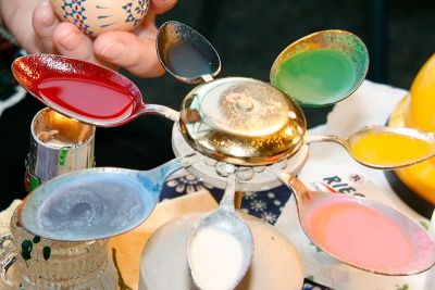 unterschiedliche Farben der Wachse für sorbische Ostereier verschiedene Wachse