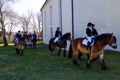 alte Postkarte "Fahrt über die Wiesen" die Zerkwitzer Kirche wird umrundet