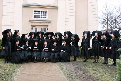 die Kirchgangstracht der wendischen Frauen zum Ostersingen Ostersingen in Burg mit der Chorgemeinschaft Concordia