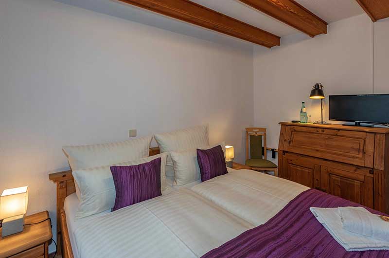 Doppelzimmer mit Holzbalkendecke