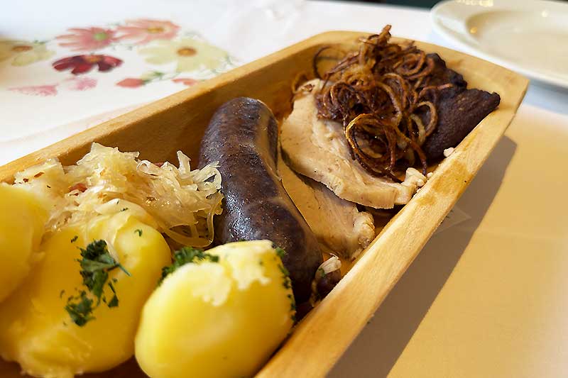 Schlachteplatte mit Kartoffeln, Grützwurst, Wellfleisch, Leber und Zwiebeln