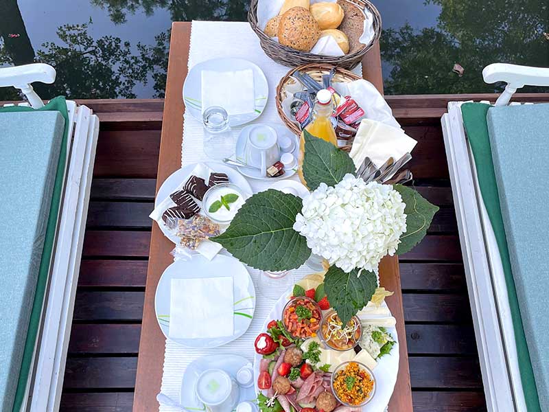 gedeckter Tisch auf dem Frühstückskahnfahrt