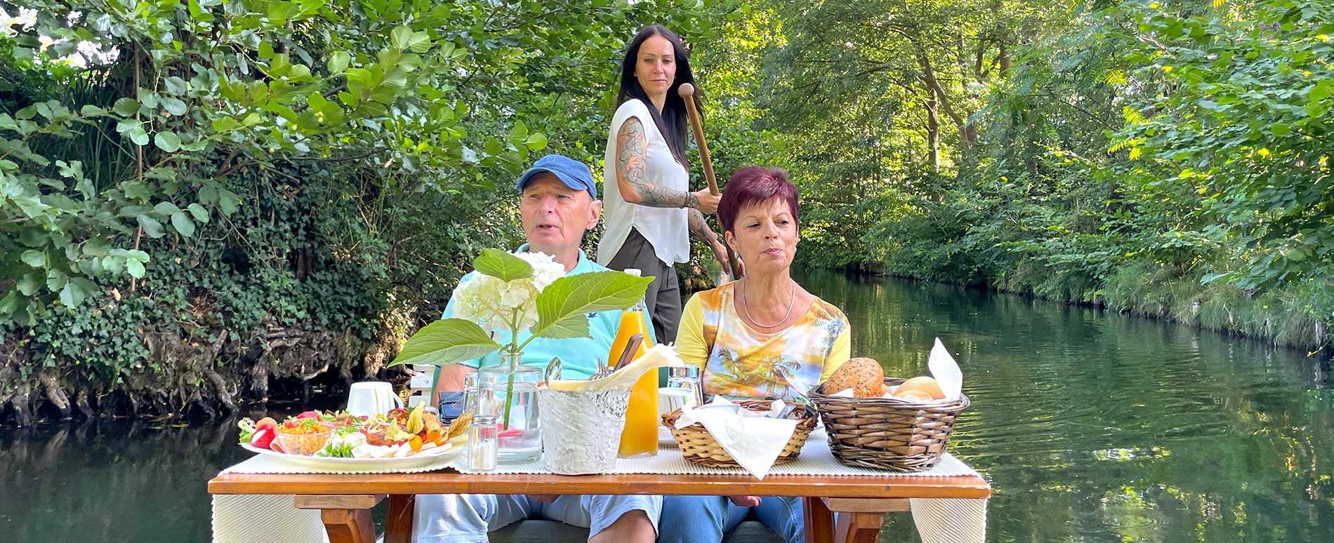 Frühstückskahnfahrt im kleinen Holzkahn