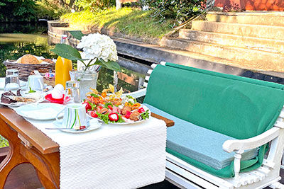 Traditioneller Spreewaldkahn bei einer Themenfahrt durch die Fließe – ideal für Gruppenreisen und Familienausflüge. individuelle Kahnfahrten im Spreewald für Gruppen und Familien