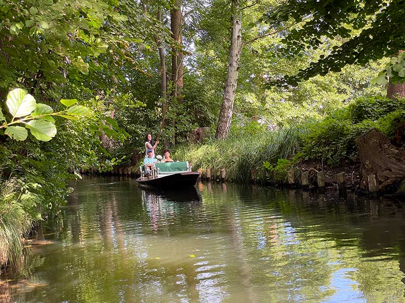 Kahnfahrt im traditionellen Holzkahn in Burg Spreewald