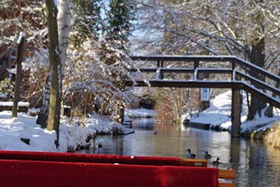 Kahnfahrt im Schnee mit Brücke in Burg
