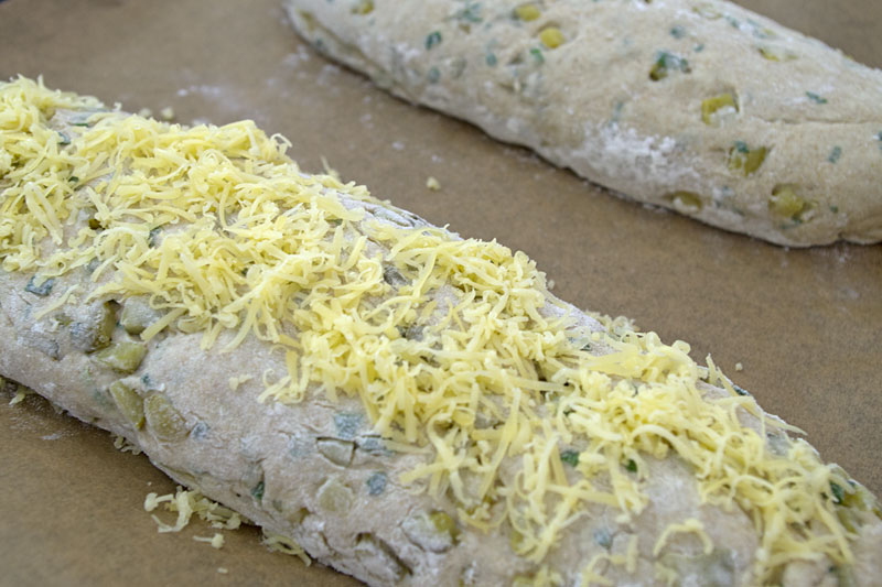 ein Brot mit Käse bestreuen ein Brot mit Käse bestreuen