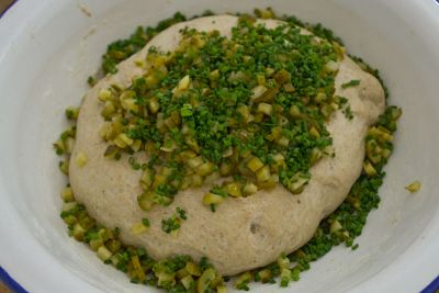 Gurken und Schnittlauch hinzufügen Gurken und Schnittlauch hinzufügen