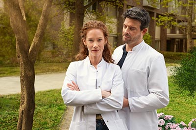 Die Spreewaldklinik: Ärztin Dr. Lea Wolff mit Erik (Schauspieler Daniel Buder) Ärztin Dr. Lea Wolff mit Erik (Daniel Buder), © Sat1, Hardy Spitz