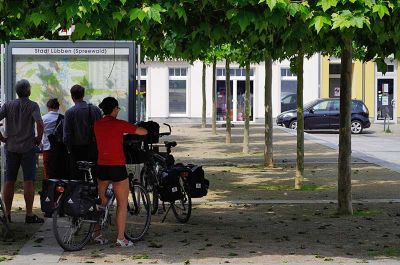 mit dem Blaudruck Geschenkpapier einfach schön verpacken Radfahrer an einer Infotafel auf dem Marktplatz in Lübben