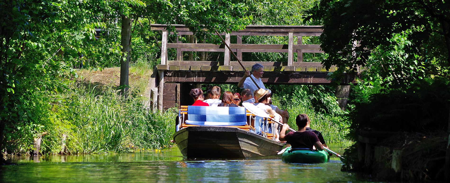 Kahnfahrt auf dem Leineweberfließ in Burg Spreewald
