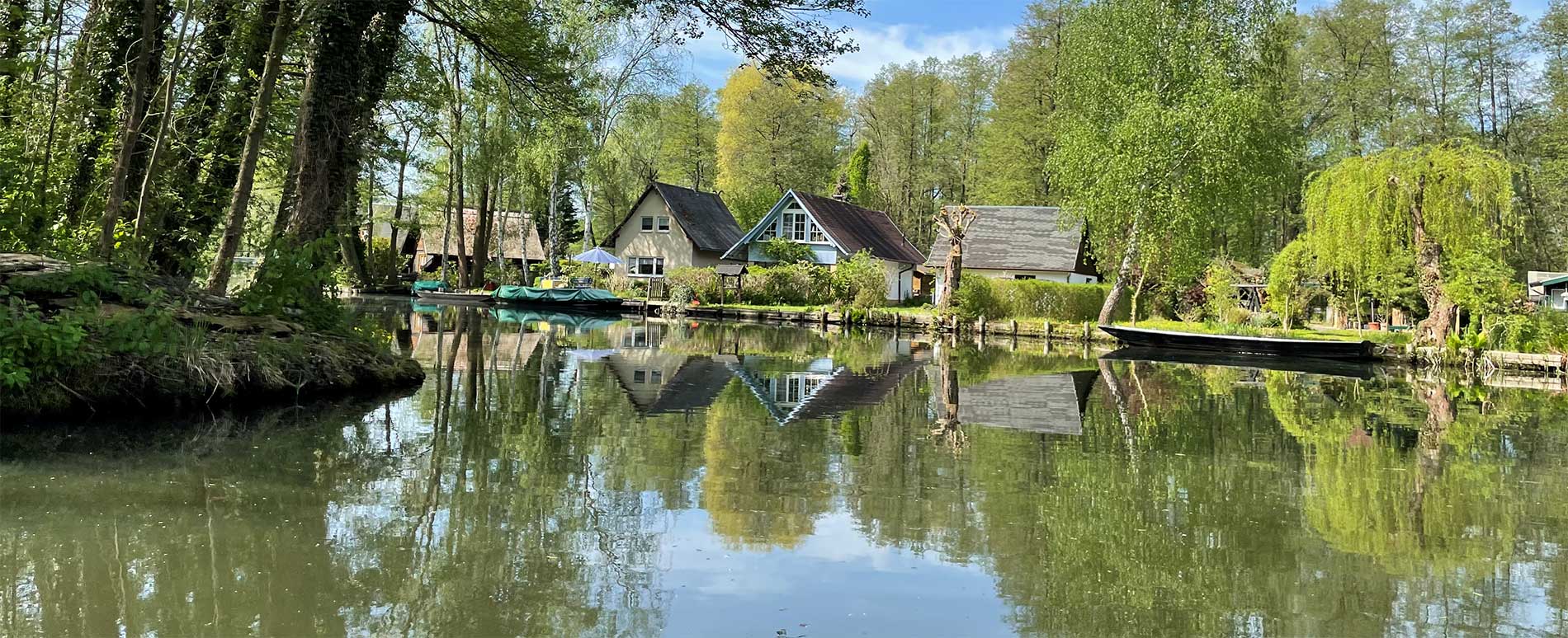 Lübbenau: Bäume und Häuser spiegeln sich im Wasser