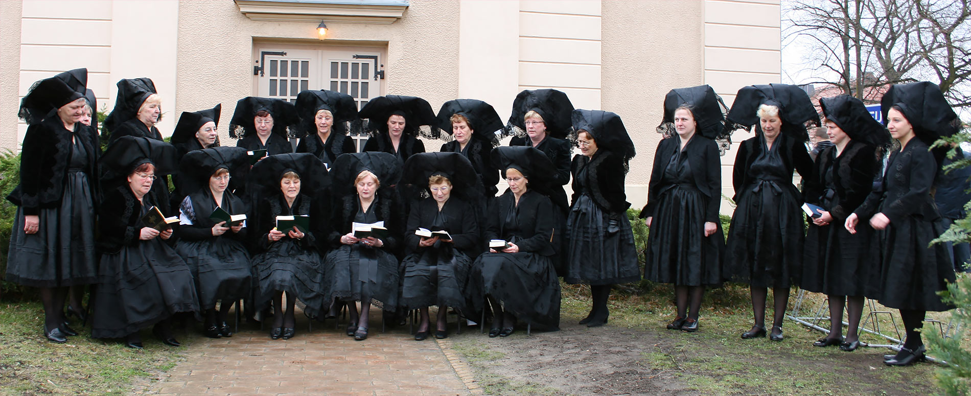 Ostersingen in Burg Spreewald an der Kirche